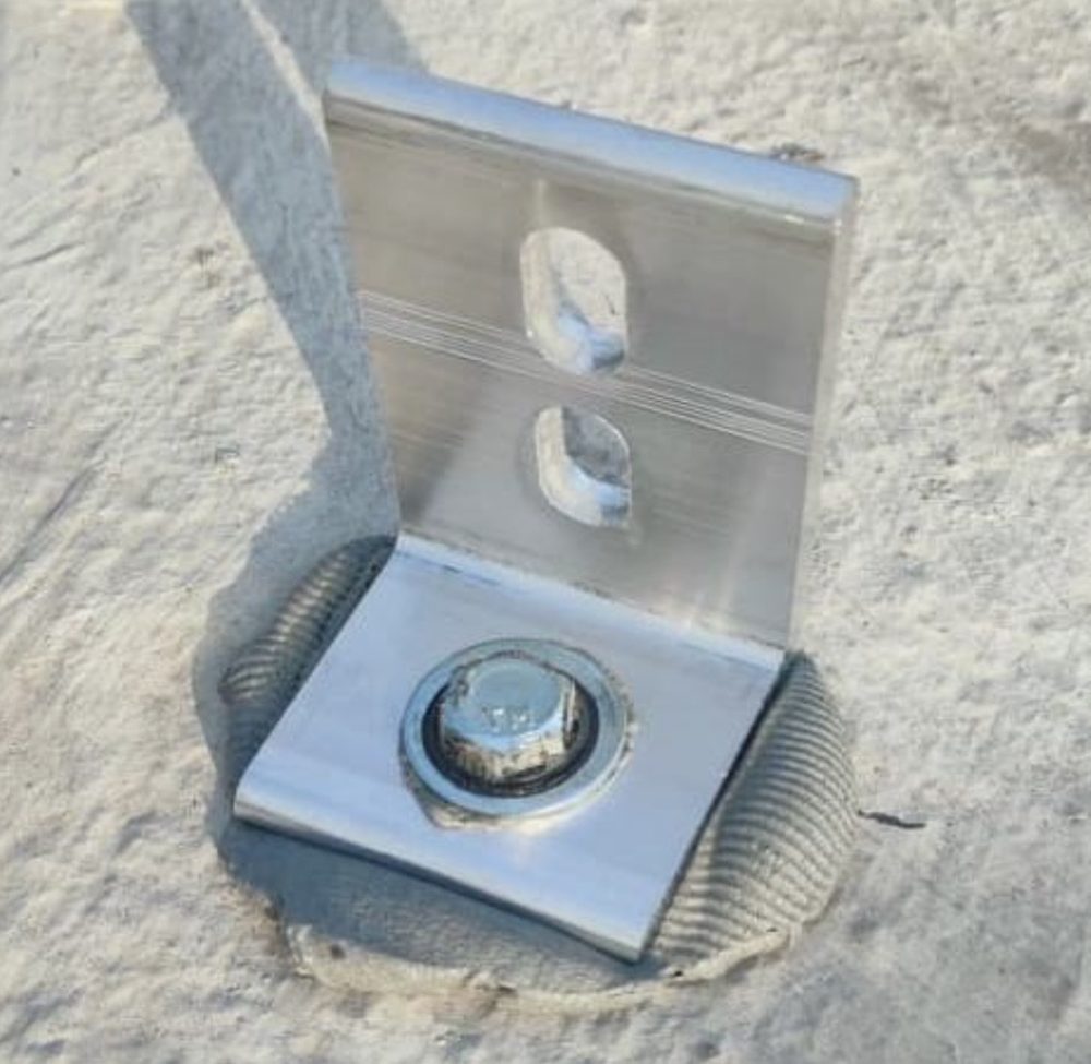 Base de aluminio anclada a una losa de concreto con anclaje químico