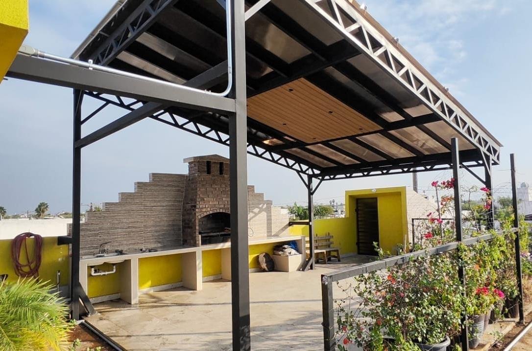 Pérgola solar con asador, instalación terminada
